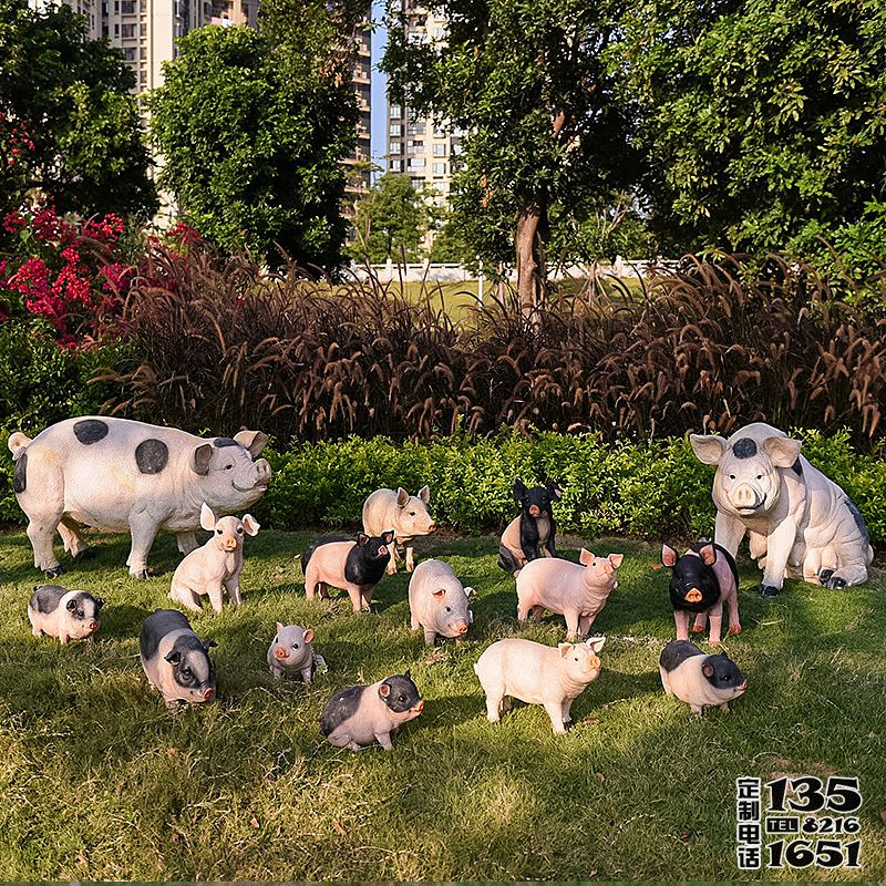 景區(qū)動物園擺放一群玻璃鋼彩繪豬雕塑