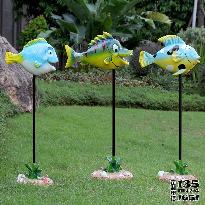 公園草坪玻璃鋼卡通彩繪小魚(yú)雕塑