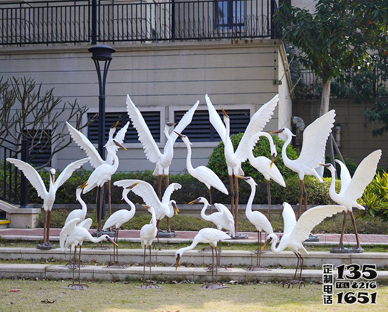 公園廣場一群玻璃鋼展翅的仿真動(dòng)物仙鶴雕塑