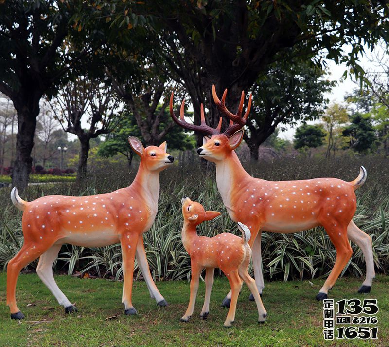 公園景區(qū)玻璃鋼彩繪三只卡通動(dòng)物梅花鹿雕塑